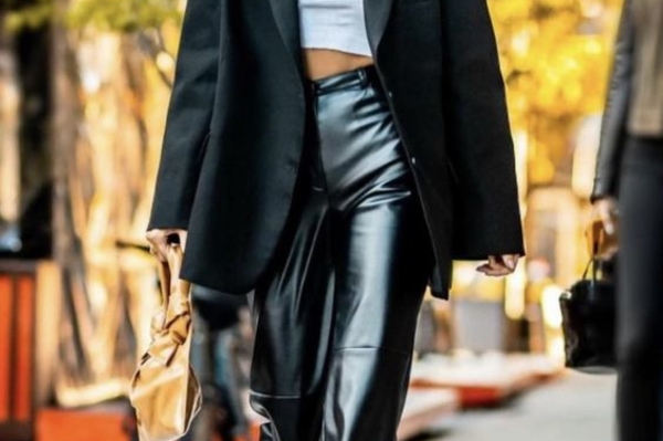 Модные кожаные брюки 2022 / Getty  Images