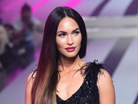 Самая красивая невеста: Меган Фокс в прозрачном платье и кожаном плаще