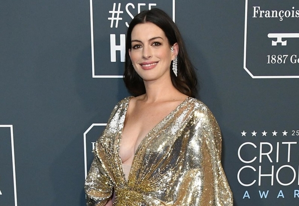 Самая модная челка сезона: показывает Энн Хэтэуэй