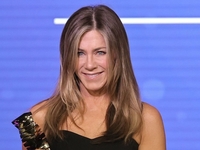 Пикантный момент: Дженнифер Энистон засветила нижнее белье на Гавайях