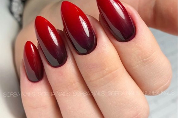 Модный маникюр с красным лаком 2022 / freepik.com