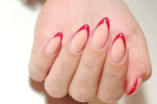 Модный маникюр с красным лаком 2022 / freepik.com