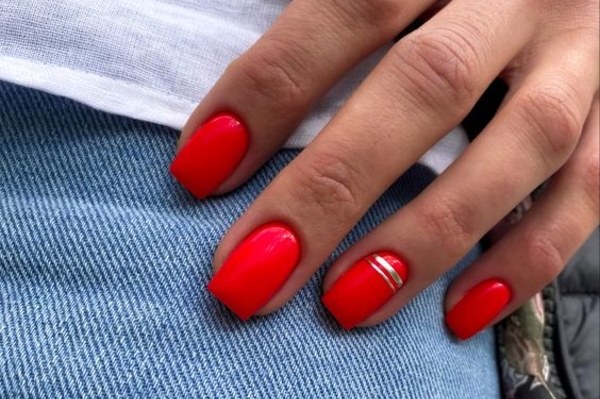 Модный маникюр с красным лаком 2022 / freepik.com