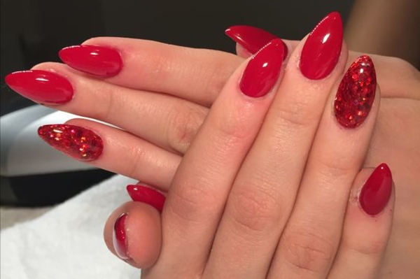 Модный маникюр с красным лаком 2022 / freepik.com