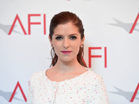 Анна Кендрик больше года скрывала отношения с известным комиком