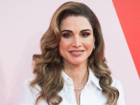 Как носить самый модный оттенок этого года: показывает королева Рания