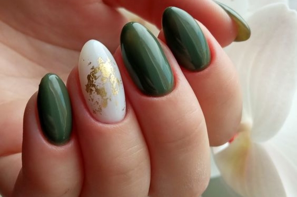 Зеленый - самый модный оттенок маникюра 2022 / Getty  Images