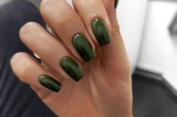 Зеленый - самый модный оттенок маникюра 2022 / Getty  Images