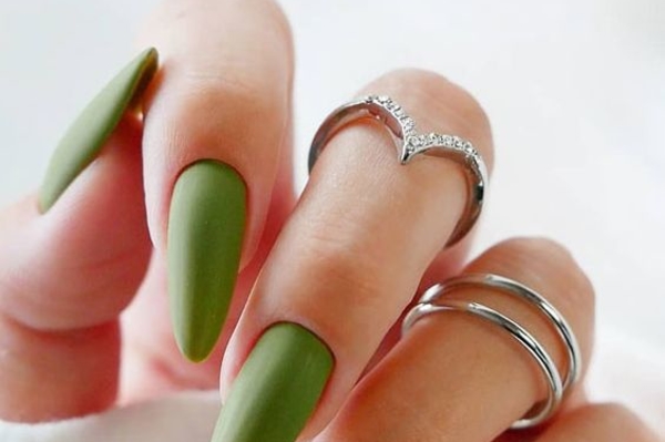 Зеленый - самый модный оттенок маникюра 2022 / Getty  Images
