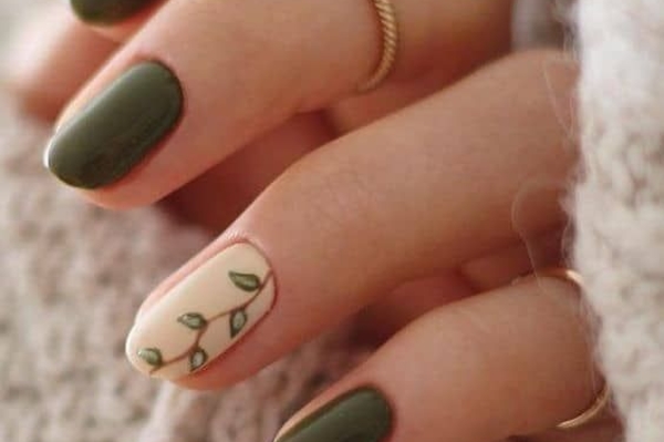 Зеленый - самый модный оттенок маникюра 2022 / Getty  Images