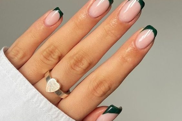 Зеленый - самый модный оттенок маникюра 2022 / Getty  Images