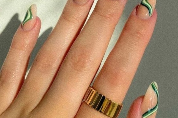 Зеленый - самый модный оттенок маникюра 2022 / Getty  Images