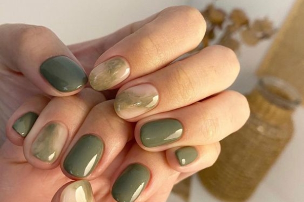 Зеленый - самый модный оттенок маникюра 2022 / Getty  Images