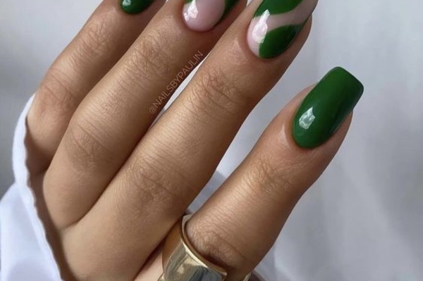 Зеленый - самый модный оттенок маникюра 2022 / Getty  Images