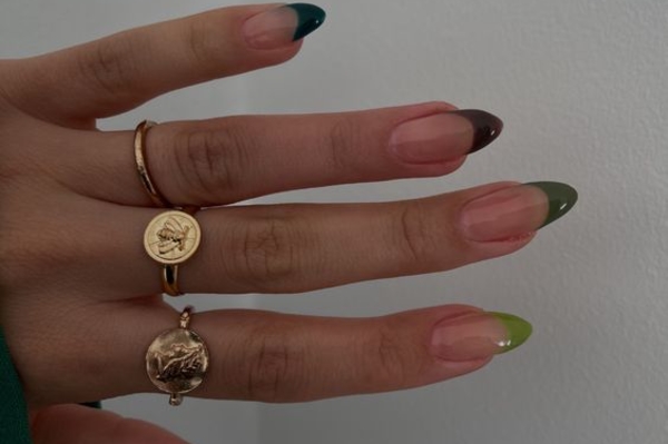 Зеленый - самый модный оттенок маникюра 2022 / Getty  Images