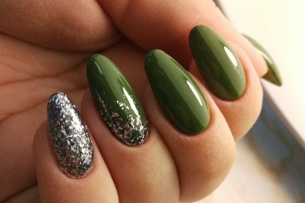 Зеленый - самый модный оттенок маникюра 2022 / Getty  Images