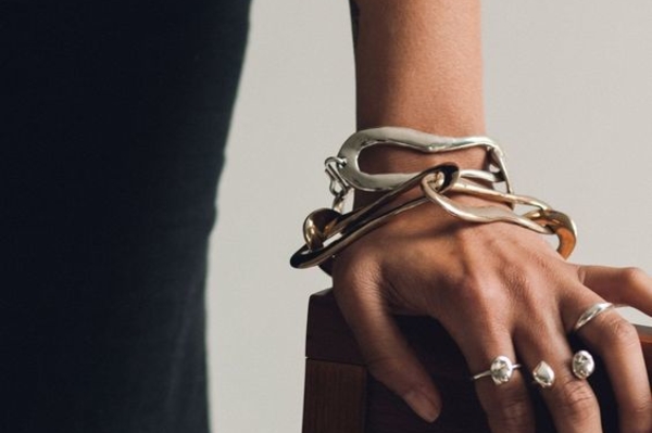 Модные массивные браслеты 2022 / Getty  Images