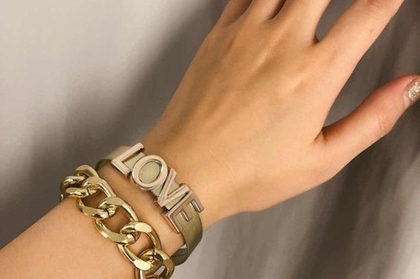 Модные массивные браслеты 2022 / Getty  Images