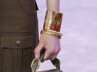 Массивные браслеты — главный ювелирный тренд 2022 года: 7 лучших вариантов