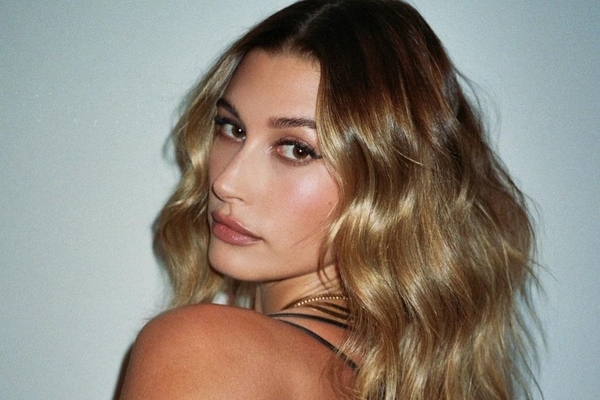 Очень маленькое бикини и украшение на талии: соблазнительный образ Хейли Бибер