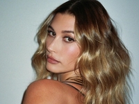 Очень маленькое бикини и украшение на талии: соблазнительный образ Хейли Бибер