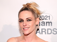 Замученная женщина: Кристен Стюарт появилась на публике без макияжа