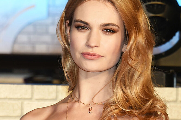 «Голый» жакет из розовых лент и бандажное платье Versace: Лили Джеймс на премьере сериала «Пэм и Томми»