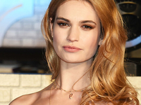 «Голый» жакет из розовых лент и бандажное платье Versace: Лили Джеймс на премьере сериала «Пэм и Томми»