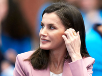 Мисс элегантность: королева Летиция показывает, с чем носить кожаную юбку