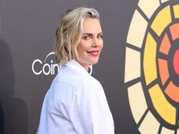 Шарлиз Терон показала свою моложавую маму и приемных детей