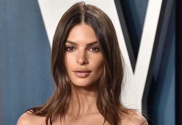 Какие джинсы нужны всем будущей весной: показывает Эмили Ратаковски