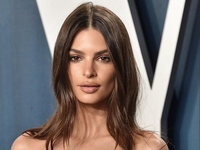 Какие джинсы нужны всем будущей весной: показывает Эмили Ратаковски