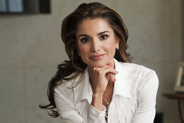 Новый официальный портрет королевы Рании: с любимыми мужчинами, в белом шелке