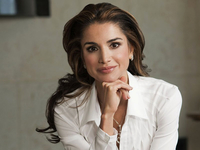 Новый официальный портрет королевы Рании: с любимыми мужчинами, в белом шелке