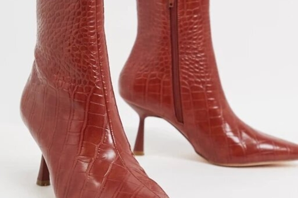 Модные сапоги на небольшом каблуке весна 2022 / Getty  Images