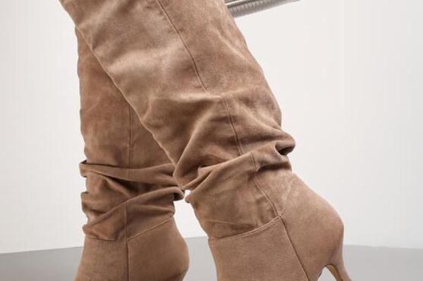 Модные сапоги на небольшом каблуке весна 2022 / Getty  Images