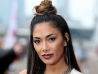 Белоснежный шик: Николь Шерзингер в самом трендовом костюме весны 2022