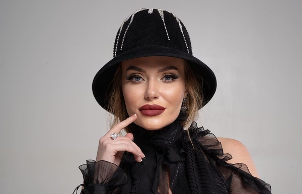 Больше не рыжая: Слава Каминская перекрасила и подстригла волосы