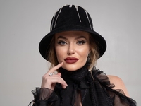 Больше не рыжая: Слава Каминская перекрасила и подстригла волосы