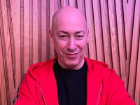 С густой шевелюрой: Дмитрий Гордон показал, как выглядел в 18 лет