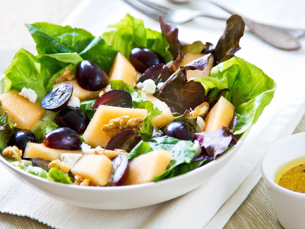 Вкусный салат из курицы с виноградом и орехами