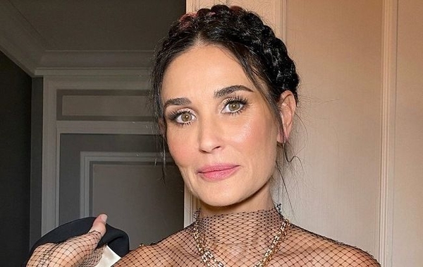 Как носить лаконичный костюм поверх обнаженного тела: демонстрирует Деми Мур