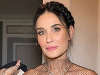 Как носить лаконичный костюм поверх обнаженного тела: демонстрирует Деми Мур