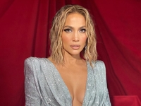 Стиль и роскошь: Дженнифер Лопес в «голом» платье и микро-жакете