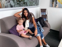 Мимимишность дня: Санта Димопулос с маленькой дочерью в одинаковых купальниках