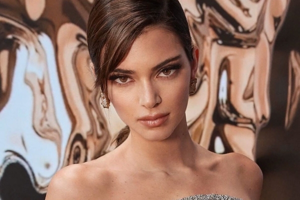 Самые модные джинсы весны 2022: показывает Кендалл Дженнер