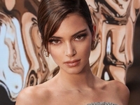 Самые модные джинсы весны 2022: показывает Кендалл Дженнер