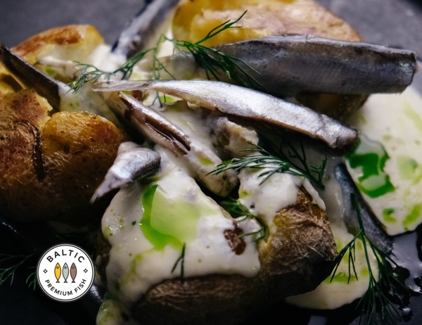 Запечена в солі картопля з кількою в пряному маринаді та соус «Бер Блан» із кропом