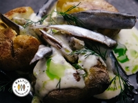 Запечена в солі картопля з кількою в пряному маринаді та соус «Бер Блан» із кропом