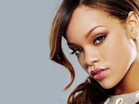 Голый живот, капор и шпильки со стразами: беременная Рианна показала, кто самая стильная звезда